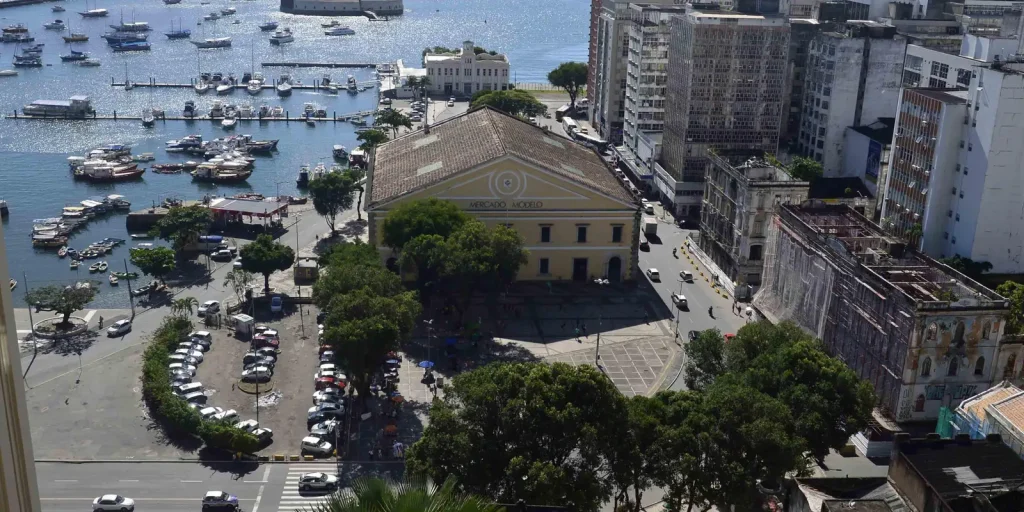 exposicao-tem-obra-de-mario-cravo-junior-com-madeira-do-mercado-modelo