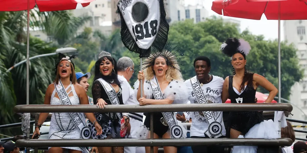 cordao-da-bola-preta-celebra-106-anos-reunindo-milhares-de-folioes