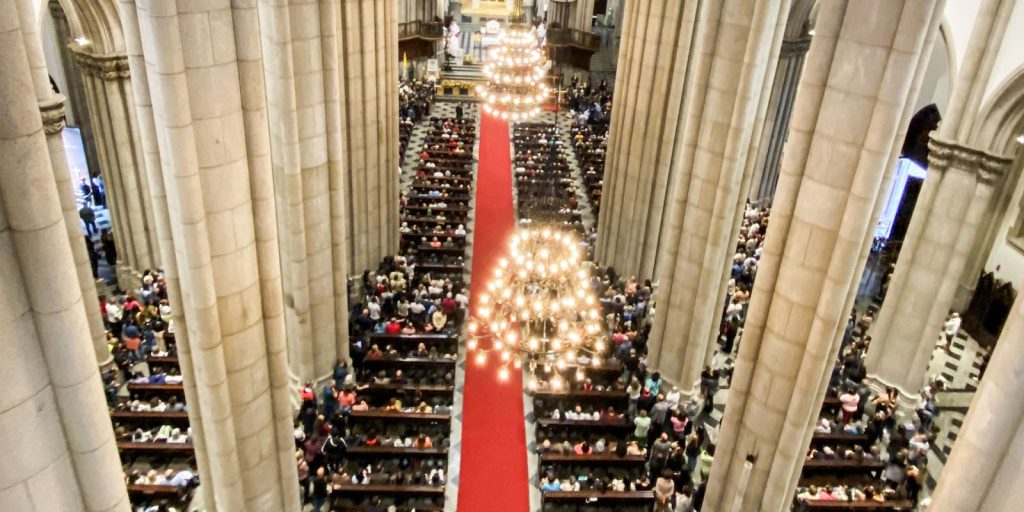 fieis-lotam catedral-da-se-em-missa-para-homenagear-papa-francisco