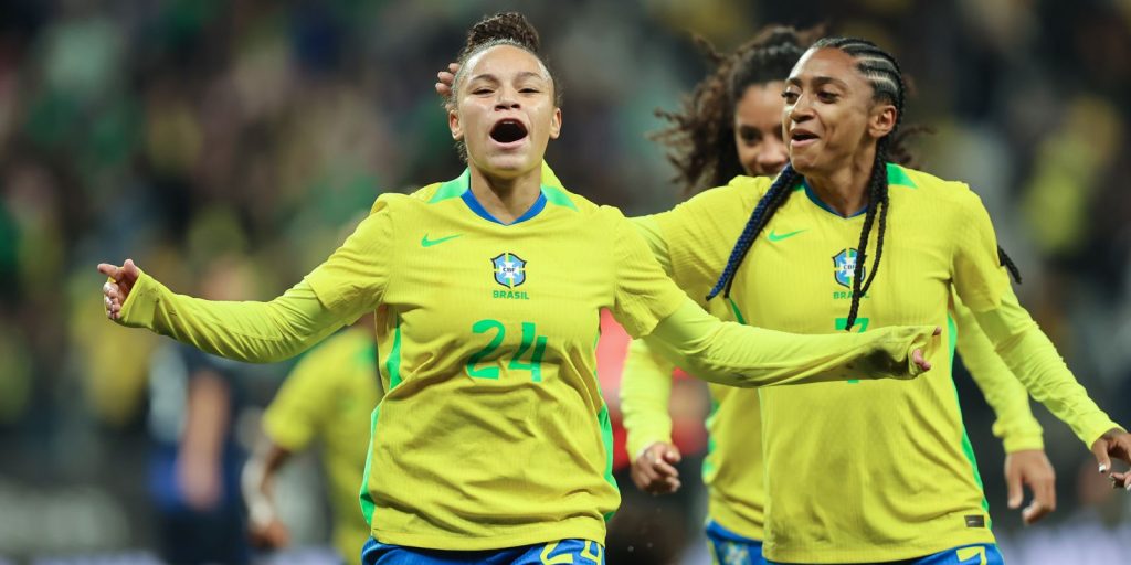 dudinha-brilha-e-selecao-feminina-derrota-japao-no-frio-paulistano