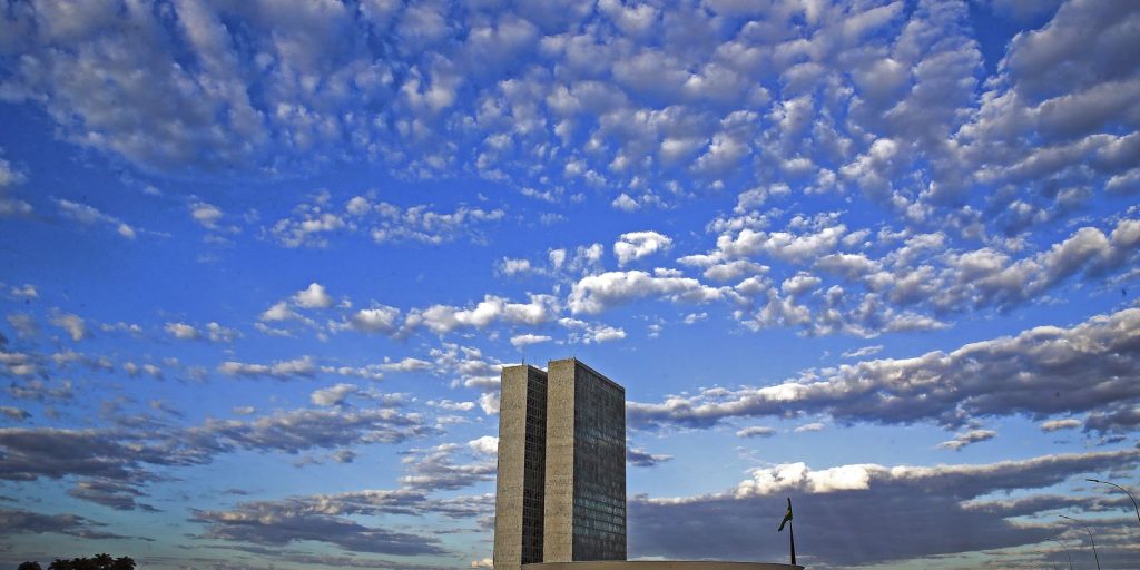 relator-antecipa-fim-da-reeleicao-para-2030-e-ccj-adia-votacao