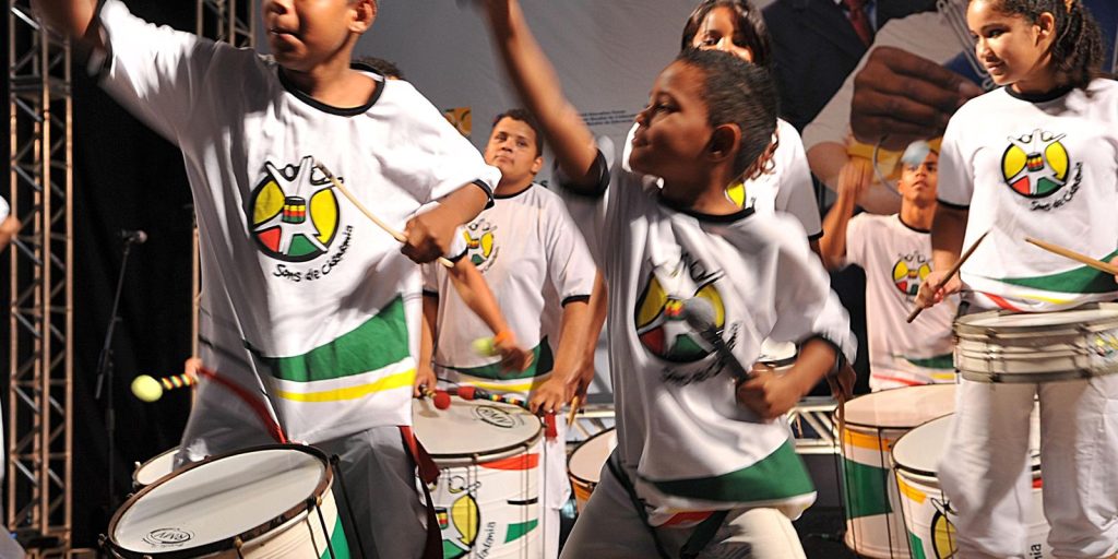 olodum-leva-escola-para-a-pequena-africa,-no-rio-de-janeiro