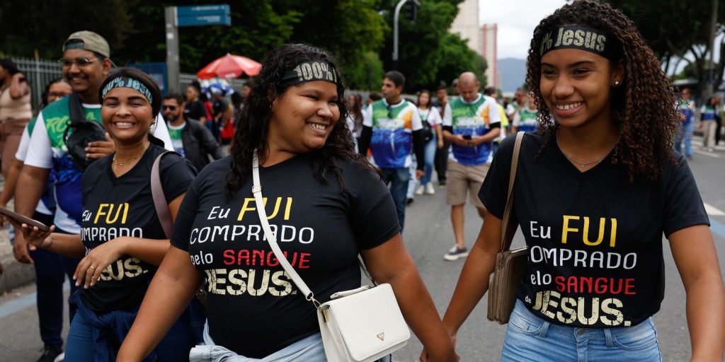 jovens-e-mulheres-puxam-aumento-de-evangelicos-no-pais,-revela-ibge