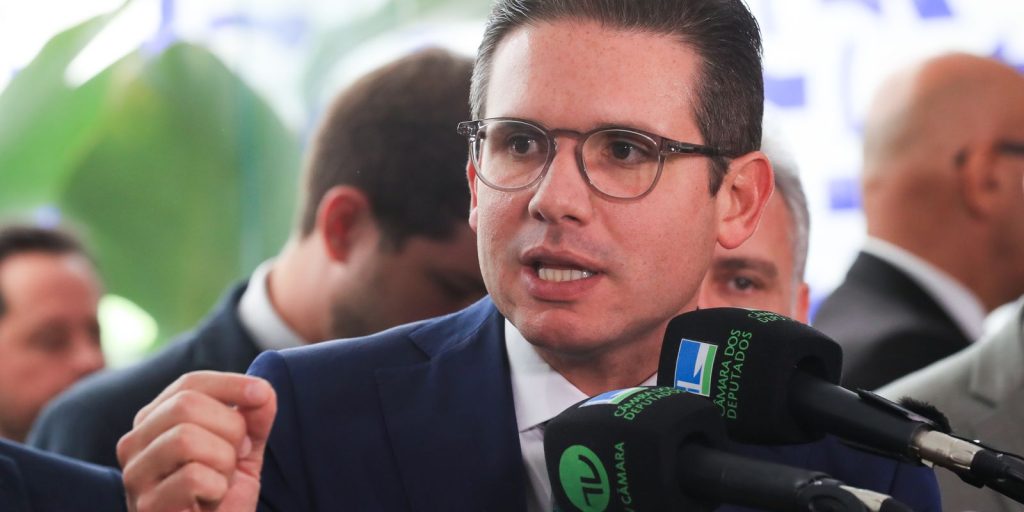 motta-diz-que-vai-levar-ao-plenario-perda-do-mandato-de-carla-zambelli