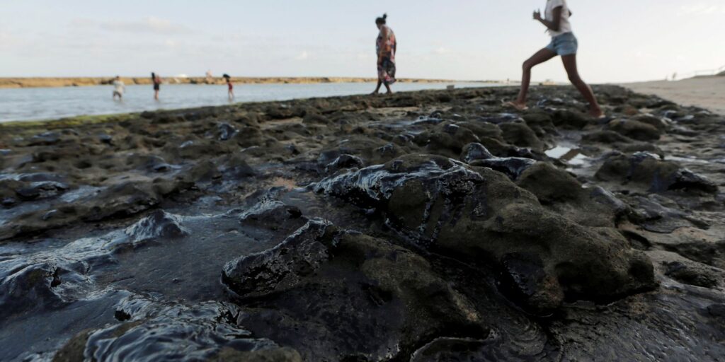 estrangeiros-atrasam-investigacao-sobre-oleo-no-litoral-do-nordeste