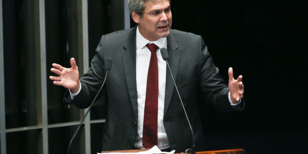 lider-do-pt-na-camara-diz-que-tarifas-de-trump-sao-ataque-a-democracia