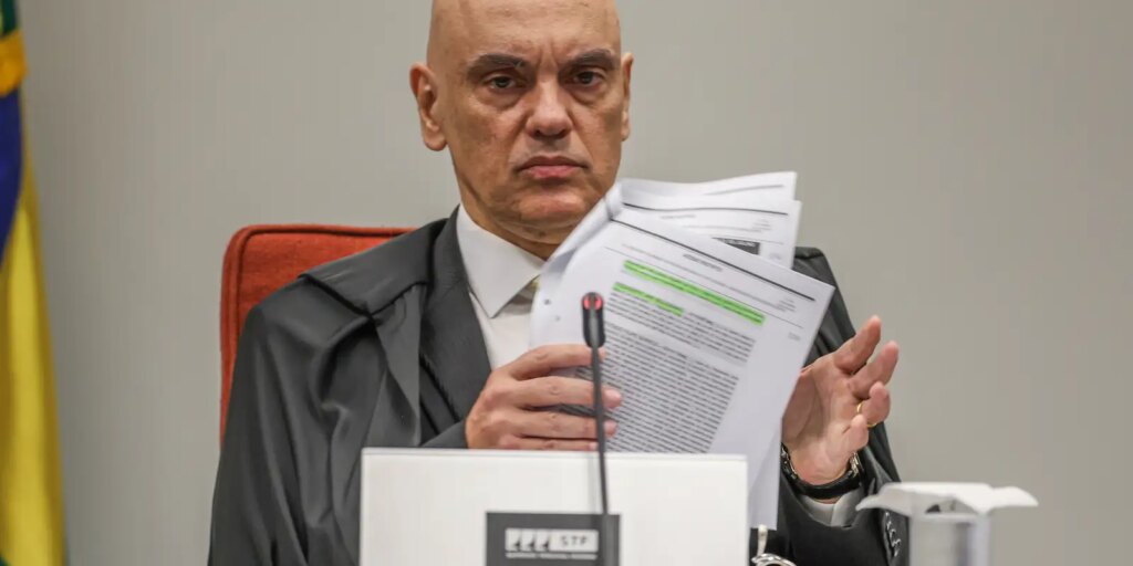 eduardo-aumenta-ilicitos-apos-tornozeleira-em-bolsonaro,-diz-moraes