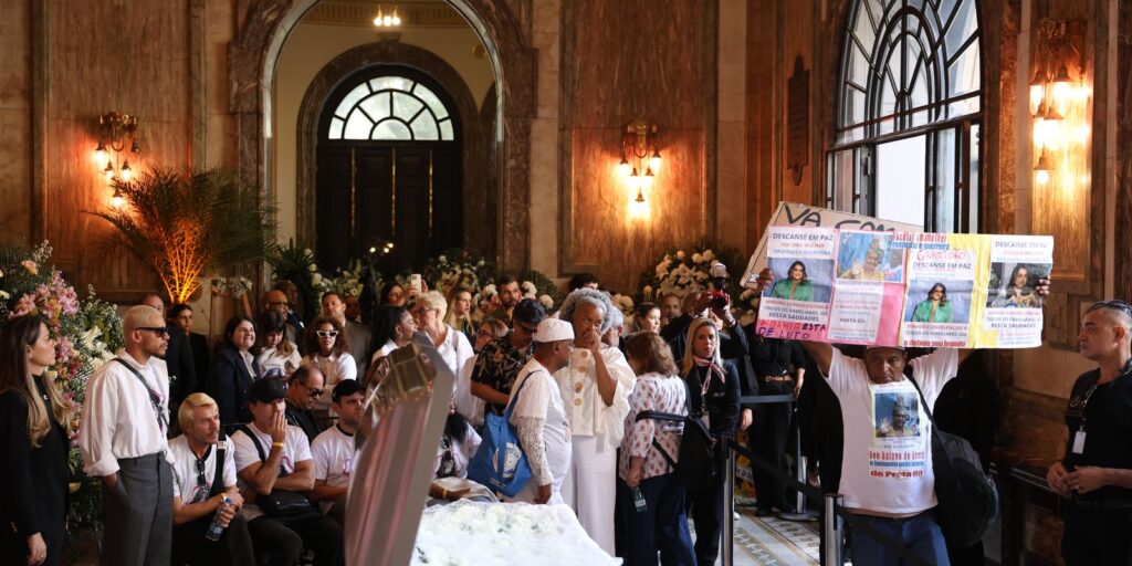 fas-despedem-se-de-preta-gil-em-velorio-no-theatro-municipal-no-rj