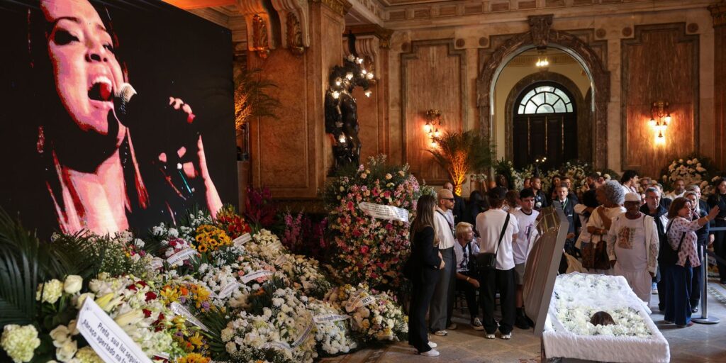 fas-formam-filas-no-theatro-municipal-para-se-despedir-de-preta-gil