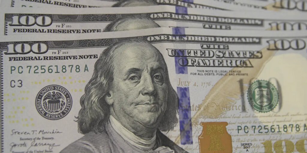dolar-sobe-para-r$-5,56-puxado-pelo-mercado-externo