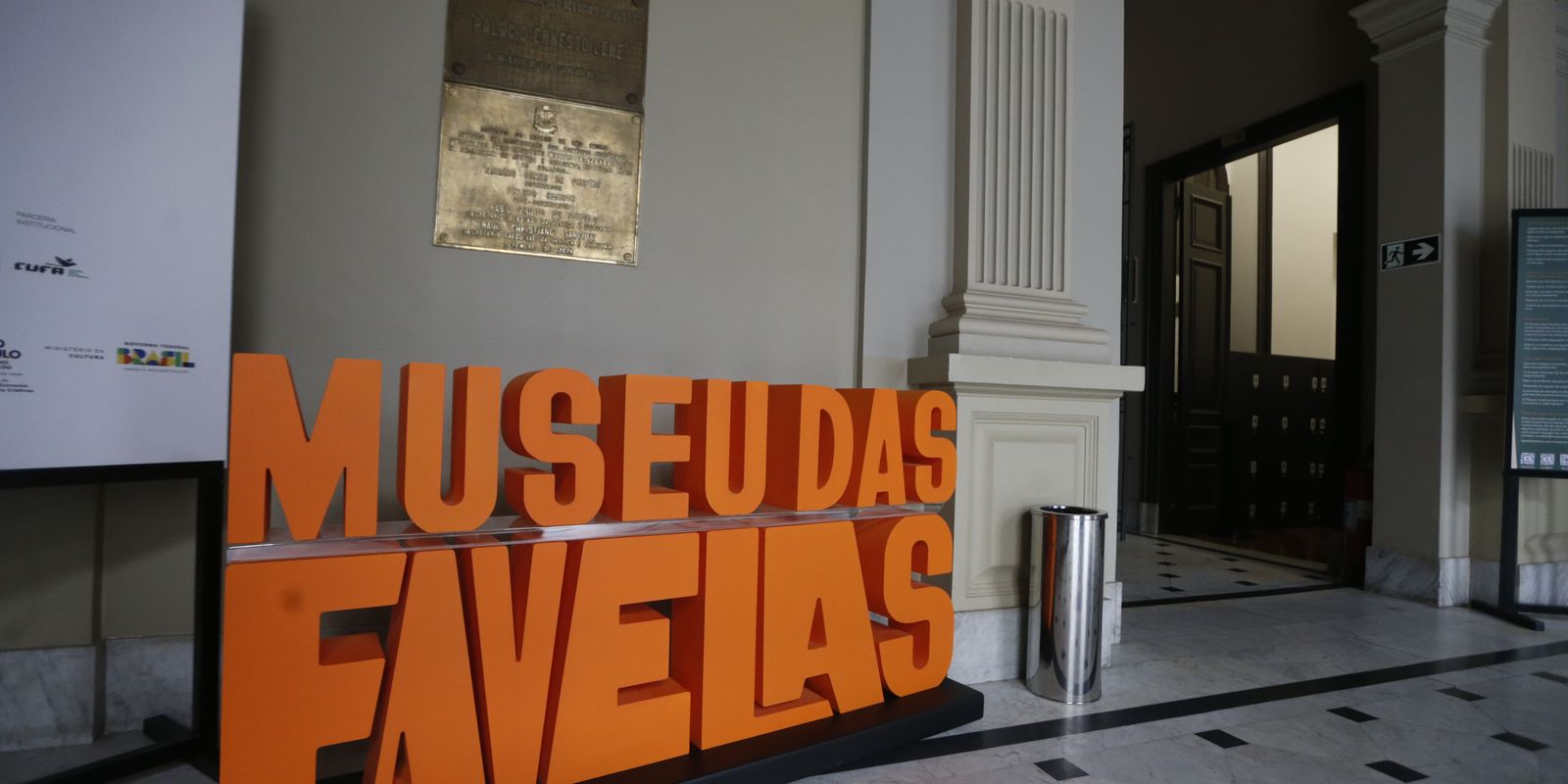 museu-das-favelas:-exposicao-celebra-trajetoria-do-poeta-sergio-vaz