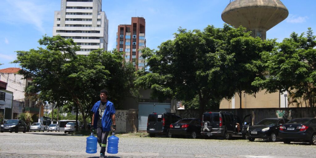 apos-privatizacao,-sabesp-registra-mais-receita,-demissao-e-vazamentos