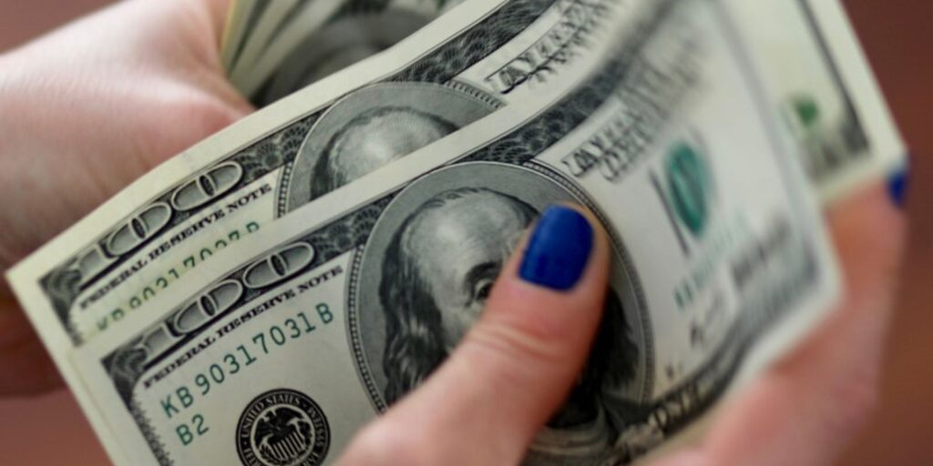 dolar-cai-para-r$-5,56-com-possivel-recuo-em-tarifaco-nos-eua