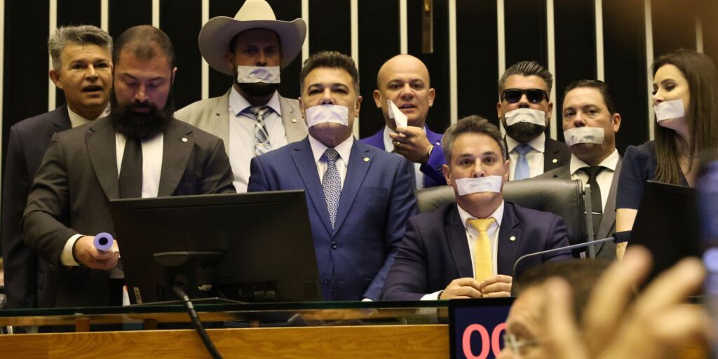 oposicao-ocupa-plenarios-por-anistia-a-8/1-e-impeachment-de-moraes