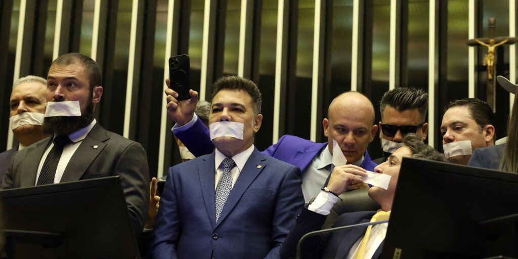 oposicao-pernoita-nos-plenarios-do-congresso-para-impedir-trabalhos