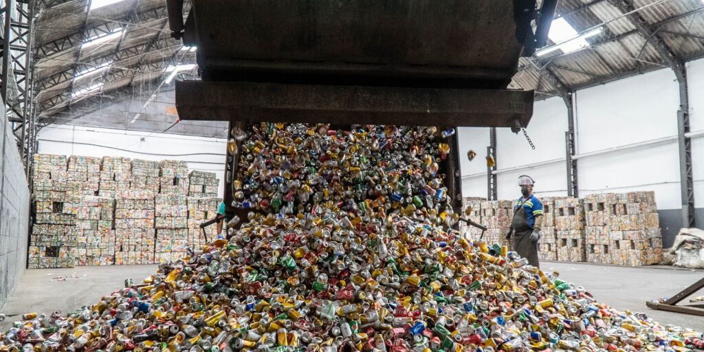 brasil-reciclou-97,3%-das-latinhas-de-aluminio-em-2024