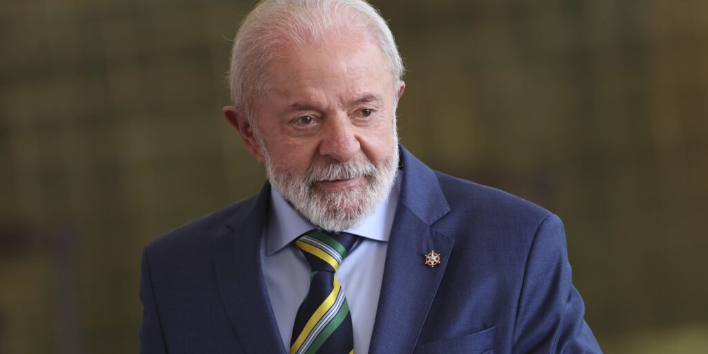 em-video-a-trump,-lula-planta-uva-e-diz-semear-comida-e-nao-odio