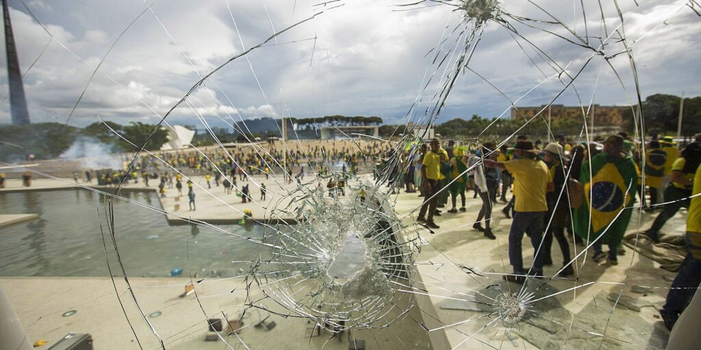 condenada-pelo-8/1-e-presa-ao-chegar-no-brasil-em-voo-de-deportados