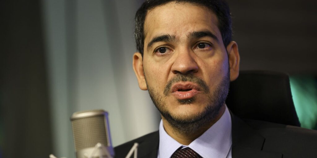 “nao-vamos-abrir-mao-da-democracia”,-diz-messias-apos-visto-revogado