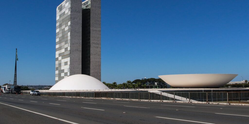 hugo-motta-confirma-para-hoje-votacao-de-isencao-do-imposto-de-renda