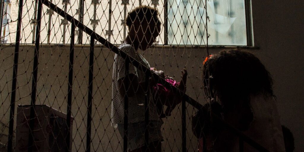 tempo-de-permanencia-de-criancas-e-jovens-em-abrigos-no-rio-cai