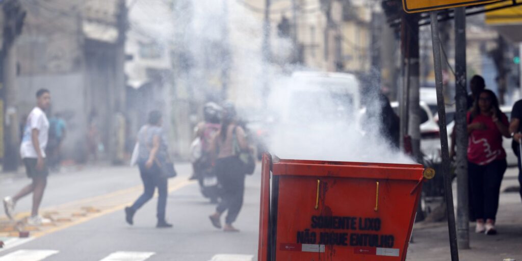 moradores-retiram-cerca-de-50-corpos-em-area-de-mata-apos-operacao