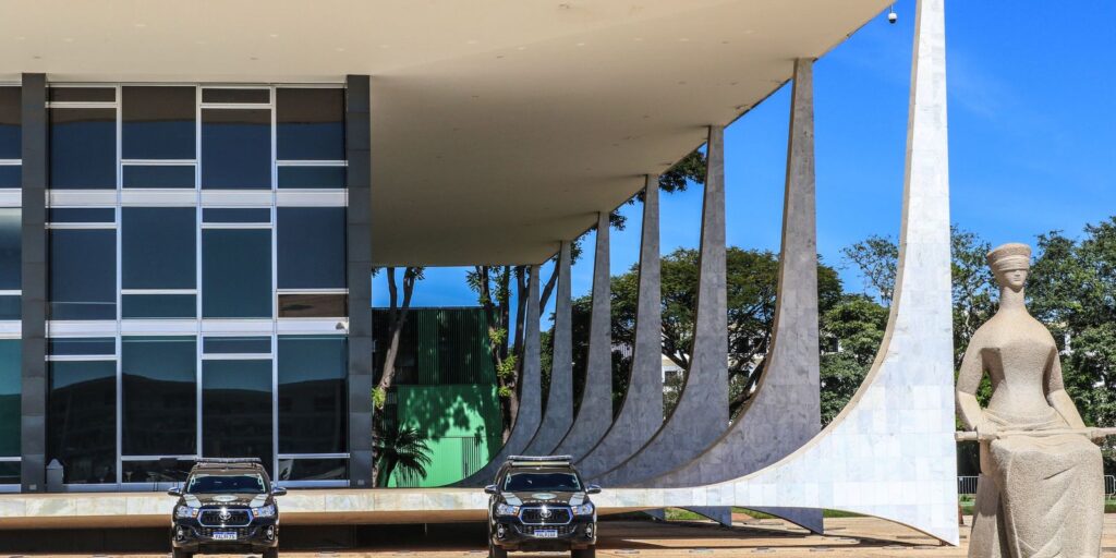 moraes-vota-para-tornar-eduardo-bolsonaro-reu-por-tentar-coagir-stf