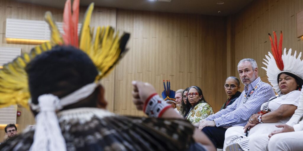 apos-protesto,-mundurukus-sao-recebidos-por-lago,-guajajara-e-marina