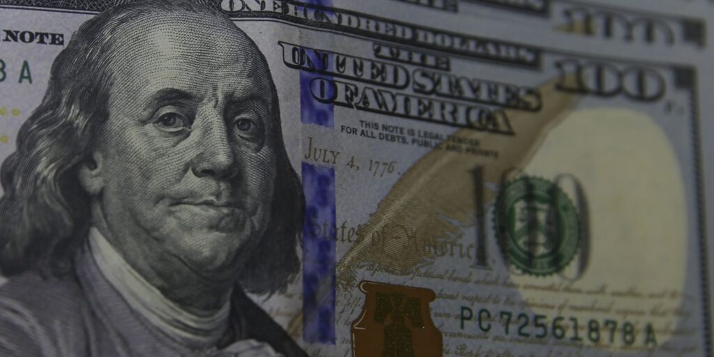 dolar-supera-r$-5,40-em-meio-a-ajustes-externos-e-tensao-politica