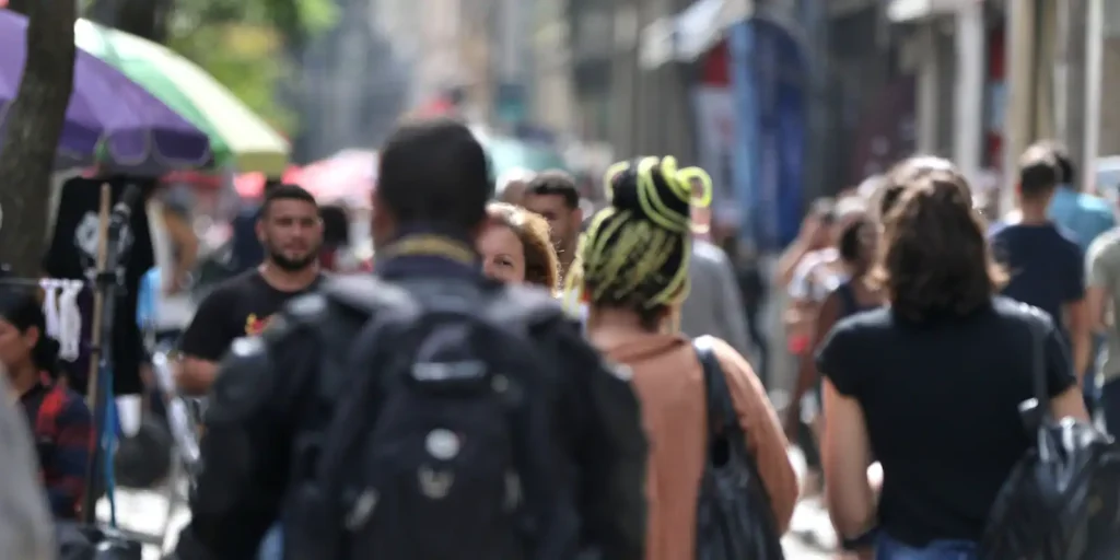 diretores-e-gerentes-negros-ganham-34%-menos-que-brancos,-revela-ibge