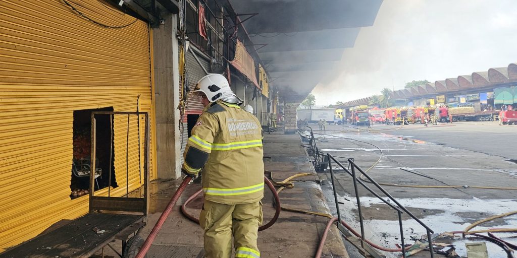 incendio-no-ceasa/rio-esta-controlado;-bombeiros-trabalham-no-rescaldo