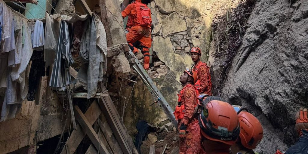bombeiros-resgatam-17-pessoas-de-casarao-que-desabou-no-rio