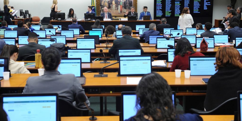 ccj-da-camara-se-posiciona-a-favor-de-cassacao-de-carla-zambelli