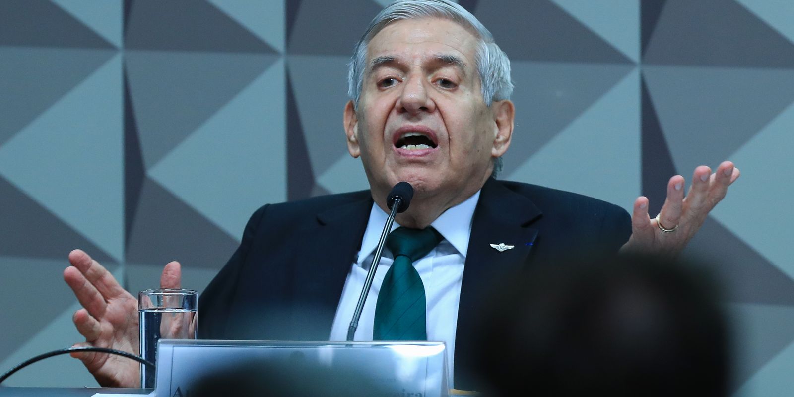 heleno-deixa-comando-militar-para-cumprir-prisao-domiciliar