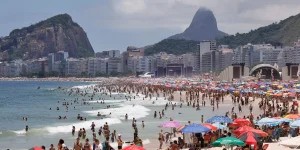 bebidas-destiladas-sao-encontradas-enterradas-na-praia-de-copacabana