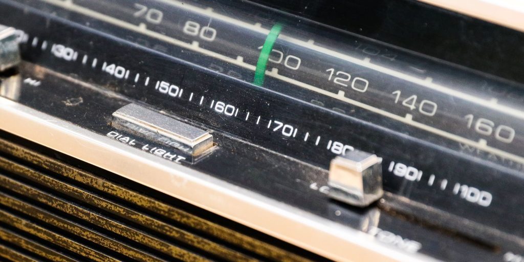 dia-do-radio:-a-invencao-que-resiste-ao-tempo-e-sua-legiao-de-fas
