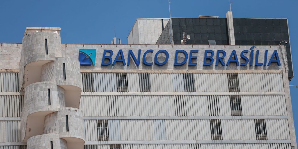 justica-bloqueia-acoes-do-brb-ligadas-a-banco master