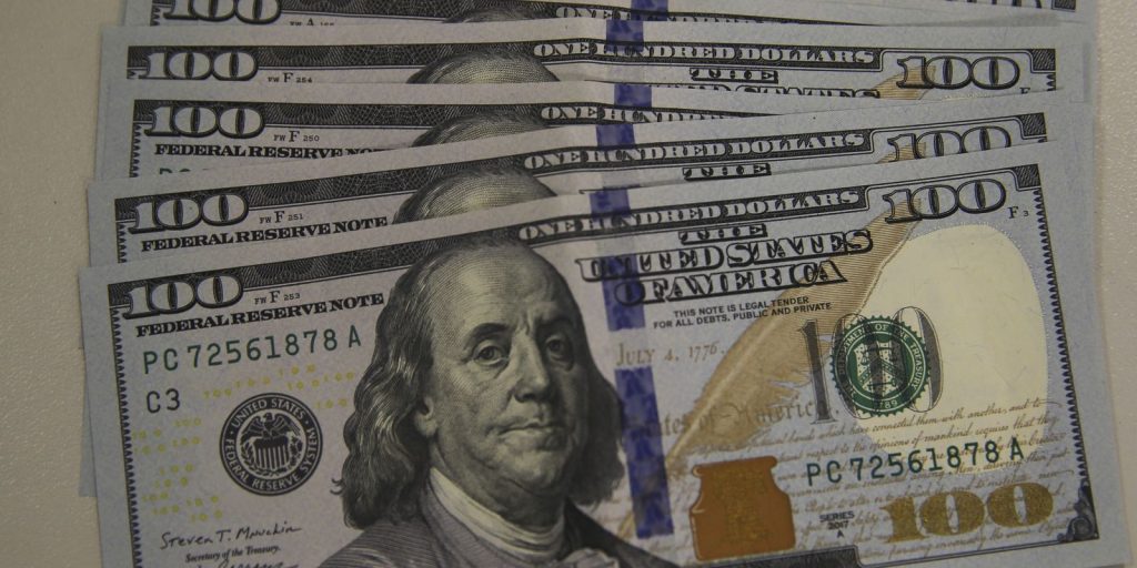 dolar-cai-para-r$-5,24-em-dia-de-correcao-no-mercado