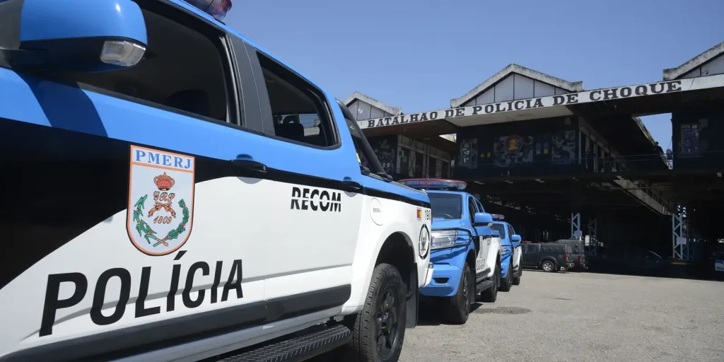 policial-militar-agride-estudantes-em-escola-estadual-no-rio