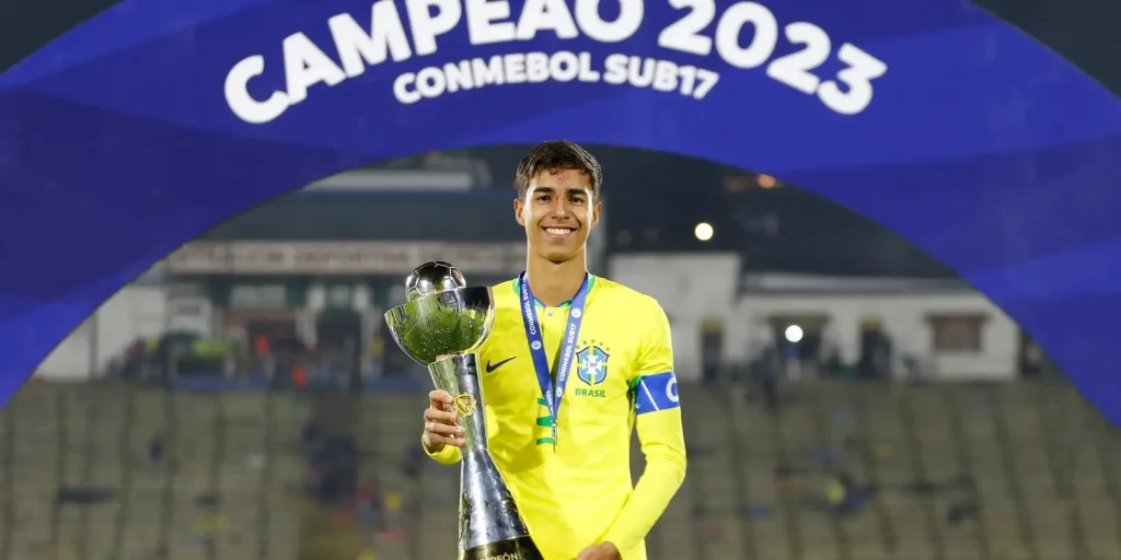 carlo-ancelotti-convoca-o-zagueiro-vitor-reis,-do-girona