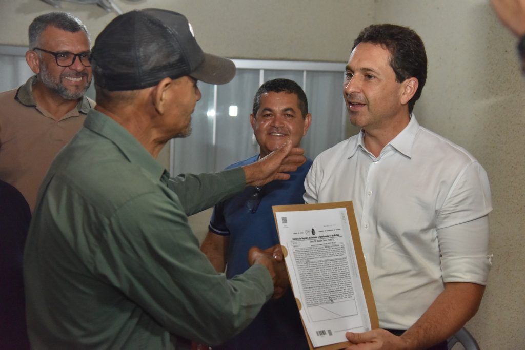 aparecida:-leandro-vilela-entrega-escrituras-a-moradores-do-retiro-do-bosque