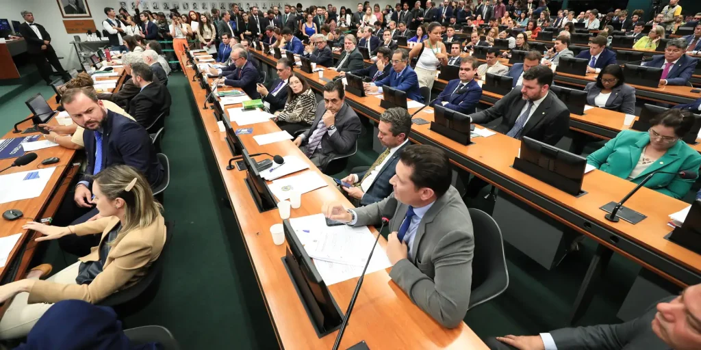 ccj-da-camara-retoma-analise-do-fim-da-escala-6×1-nesta-quarta