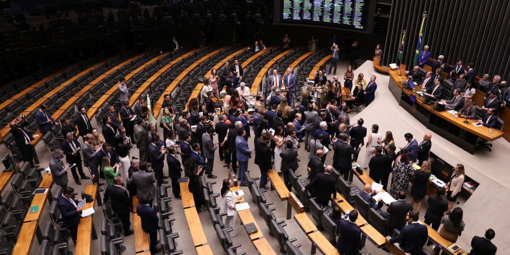 8/1:-congresso-derruba-veto-ao-pl-da-dosimetria-e-beneficia-condenados