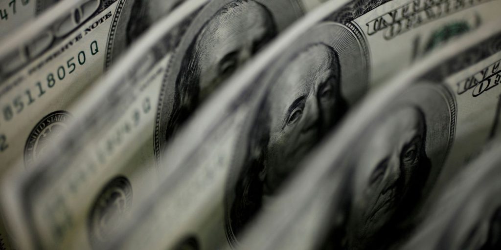 dolar-cai-a-r$-4,91-e-fecha-no-menor-valor-em-27-meses