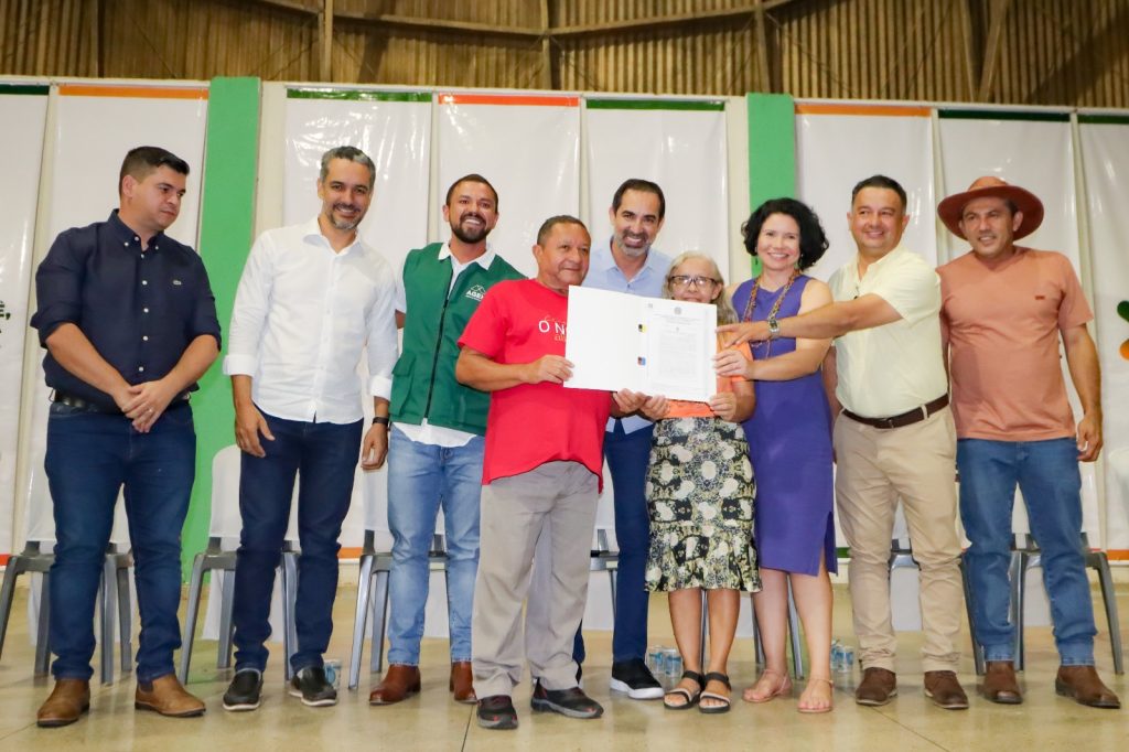 senador-canedo:-prefeitura-entrega-escrituras-no-jardim-das-oliveiras