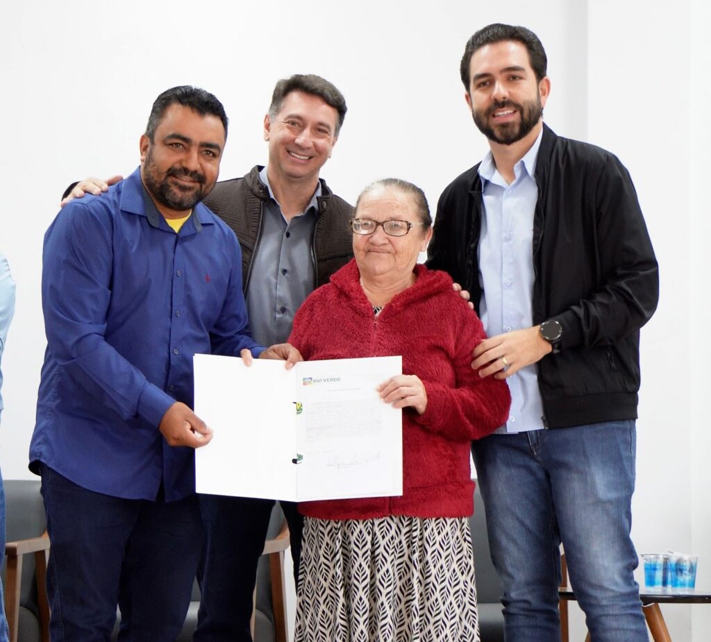 rio-verde:-wellington-carrijo-entrega-escrituras-para-48-familias