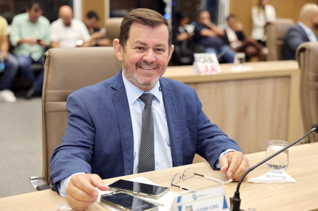 leandro-vilela-oficializa-gleison-flavio-lider-do-governo-na-camara-de-aparecida