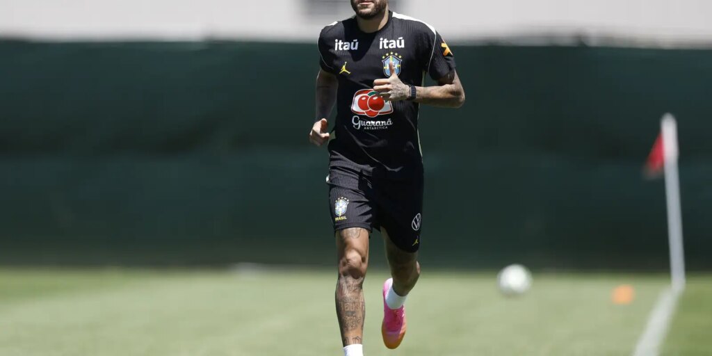 neymar-vai-a-campo-pela-primeira-vez-em-treino-da-selecao-brasileira