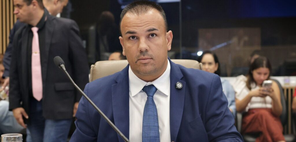 diogo-tufao-homenageia-liderancas-com-nomes-de-praca-e-campo-em-aparecida