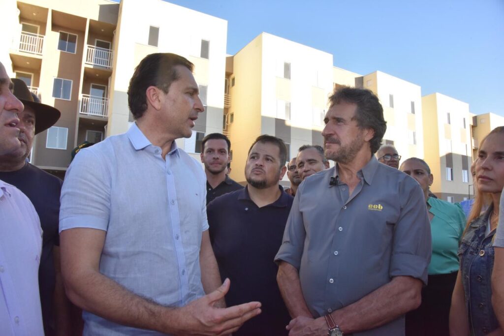 leandro-vilela-vistoria-avanco-de-obras-e-novas-moradias-na-vila-romana,-em-aparecida